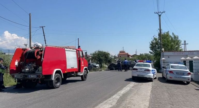 Përplasen dy automjete, plagoset një nga shoferët dhe pasagjeri