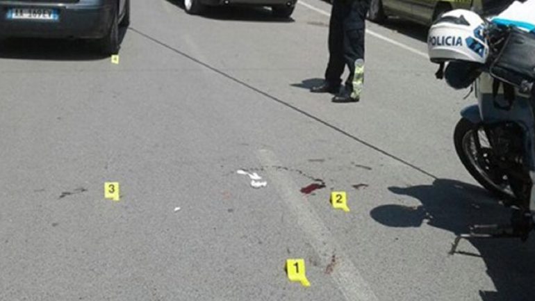 Makina përplas minorenin dhe përfundon në kanal