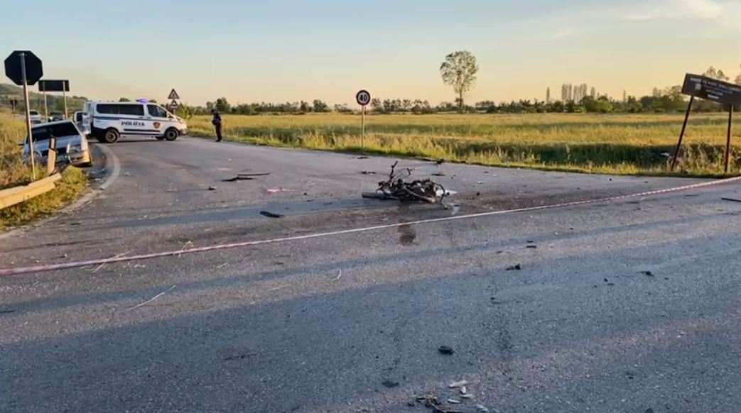 Aksident tragjik/ Motori përplaset me makinën, ndërron jetë në vend drejtuesi (EMRI)