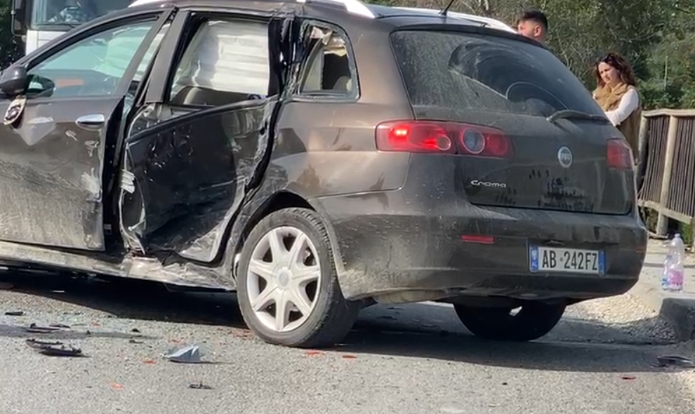 Aksident i rëndë/ 2 makinat përplasen me kamionin, plagosen 3 persona