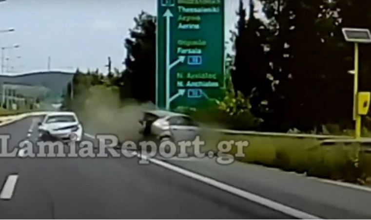 Pamje të frikshme, momenti kur i riu shqiptar aksidenton për vdekje burrin grek që kishte ndaluar në korsinë e emergjencës