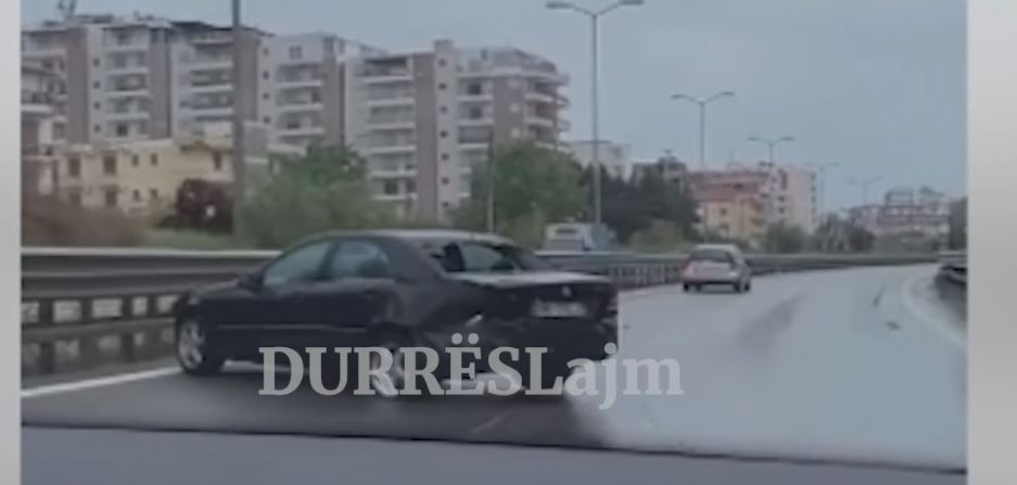 Përplasen dy mjete afër Shkëmbit të Kavajës (VIDEO)