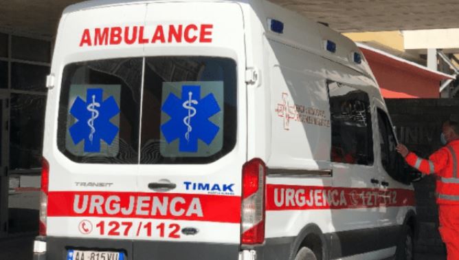 Humb ekuilibrin dhe bie nga ura, ndërron jetë i moshuari