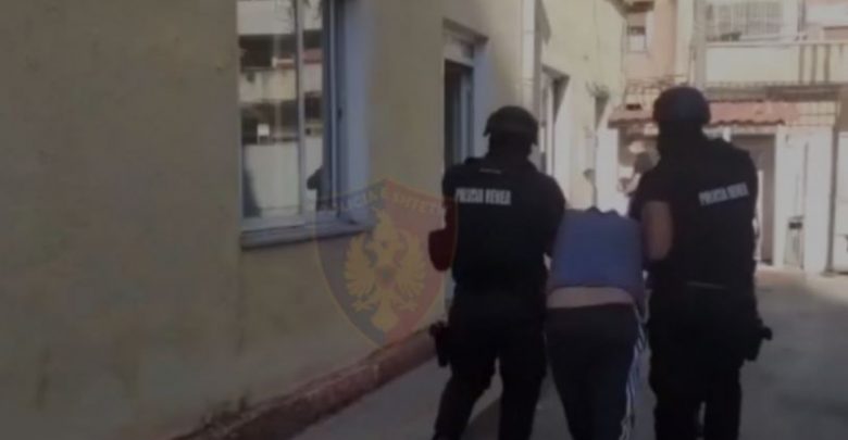 Kultivonte drogë në oborrin e banesës së tij, arrestohet 54-vjeçari (EMRI)