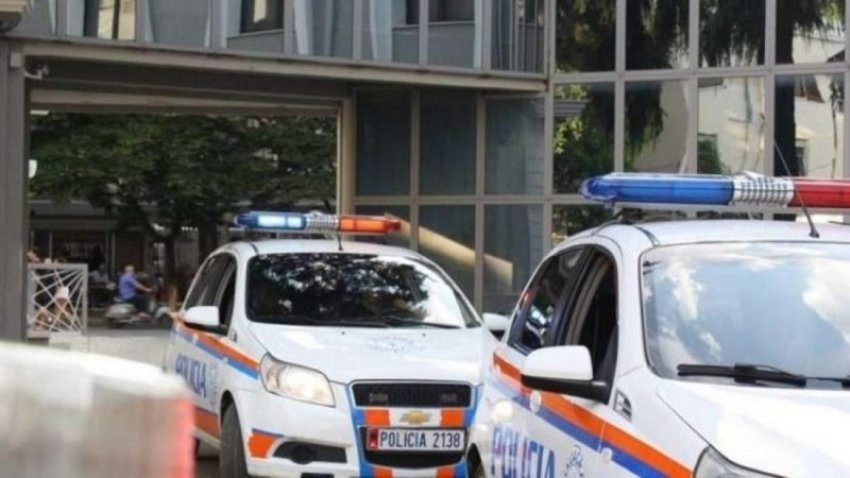 21-vjeçari u arratis nga Gjykata e Korçës, procedohen penalisht 4 punonjës policie
