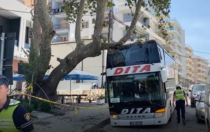 Përplaset me pemën autobusi me 50 turistë nga Kosova