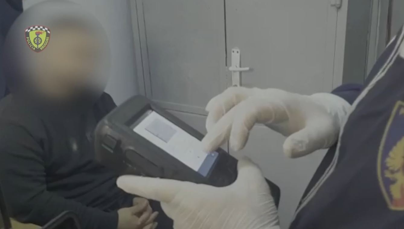 Përplasi çiftin dhe fëmijën e tyre 3 muajsh, 39-vjeçari problematik ishte nën efektin e drogës (VIDEO)