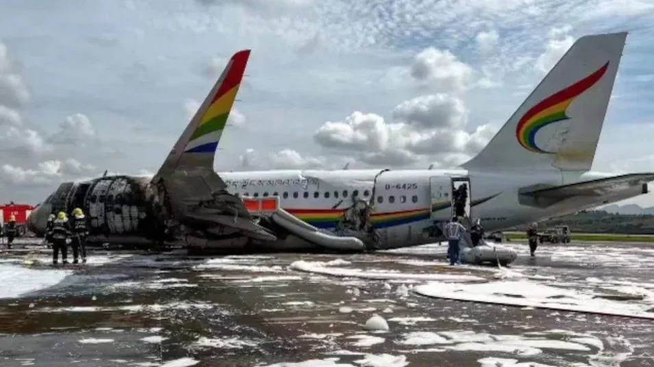 Rrëshqiti nga pista, përfshihet nga flakët avioni, mbi 40 të plagosur (VIDEO)