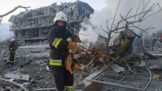 Tym e flakë, rusët sulmojnë Odesën. Shkatërrohet qendra tregtare dhe magazina e drithit