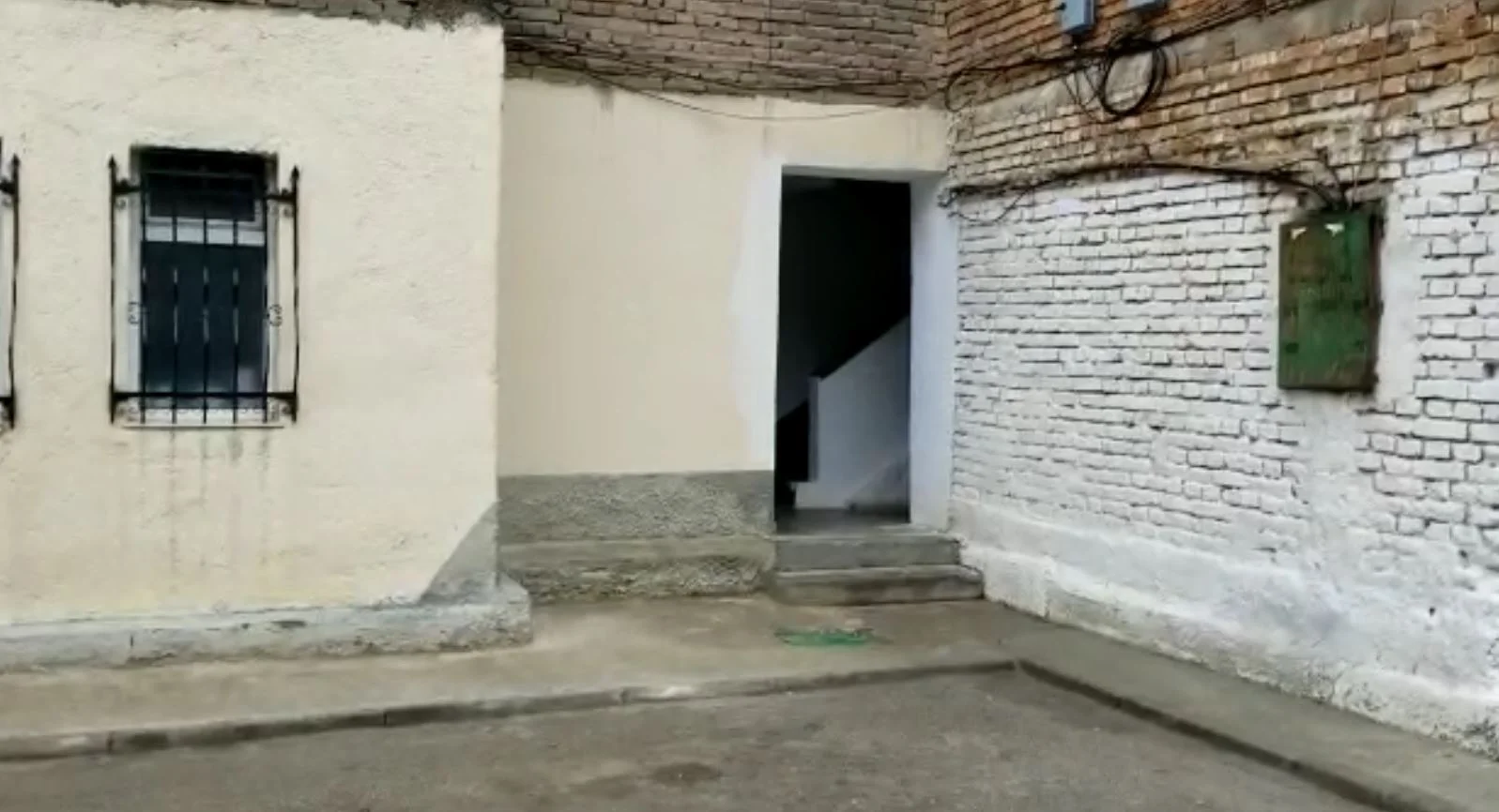 Detajet/ Burri kthehet nga emigrimi dhe gjen në dollap foshnjen e pajetë: Ndjeja aromë të rëndë në shtëpi