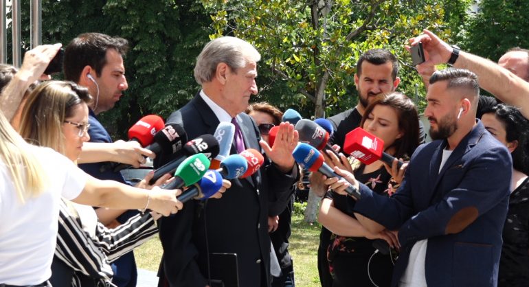 Alibeaj thirri Grupin Parlamentar të PD/ Reagon ashpër Berisha: Nuk ka asnjë autoritet, përveç atij që i jep Rama