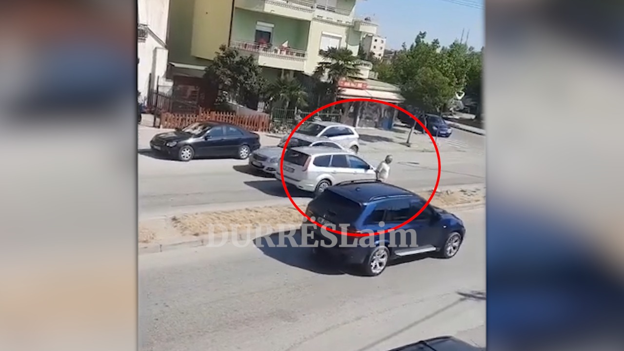 Durrës, kundravajtje në mes të rrugës, rrezikoi të kthehej në burim aksidenti (VIDEO)