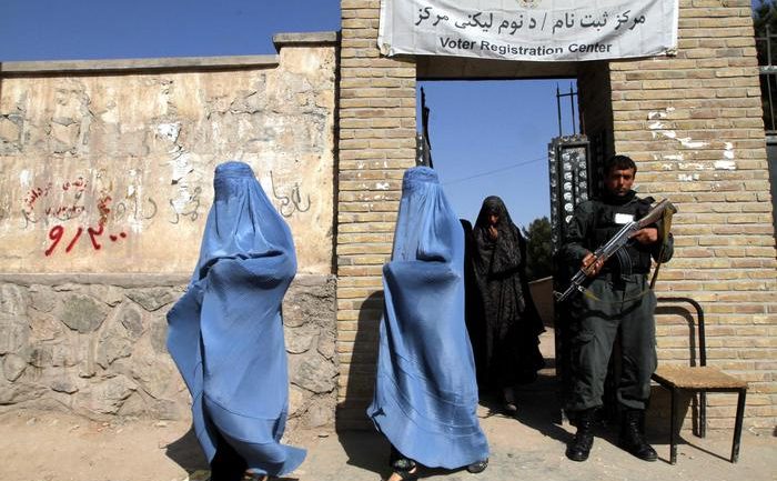Talebanët rikthejnë burkën me dekret: Gratë të rrinë në shtëpi