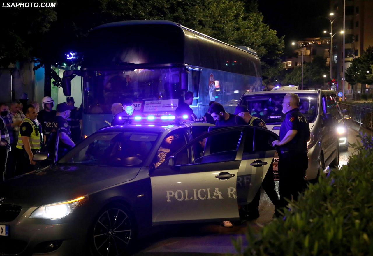 Shishe qelqi, shkopinj dhe gurë/ Si ndodhi përplasja e huliganëve me uniformat blu; 10 efektivë të plagosur dhe 60 tifozë të shoqëruar (VIDEO)