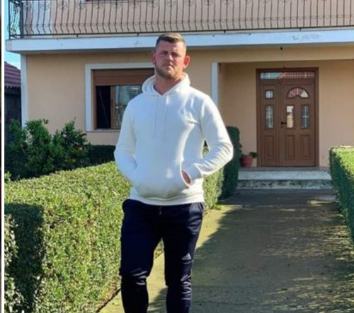 Humbi jetën bashkë me kolegun, ky është 28-vjeçari që vdiq pas rrëzimit të kamionit