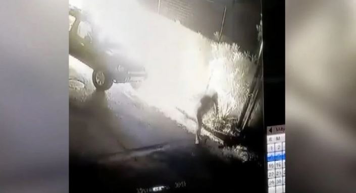 Policit i djegin makinën, kamerat e sigurisë regjistrojnë autorin