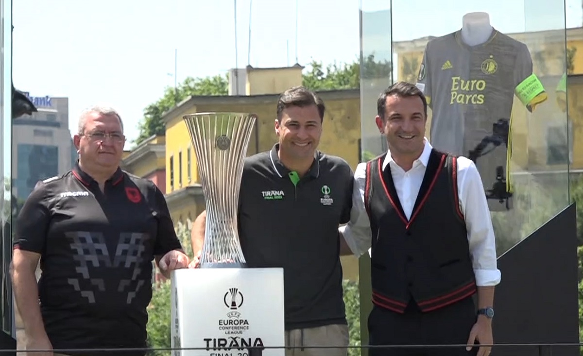 Mbërrin kupa e finales së UEFA Conference League, ekspozohet në sheshin “Skënderbej”