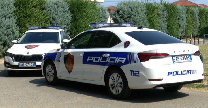 Dy makina përplasen me njëra-tjetrën dhe aksidentojnë kalimtaren në Tiranë