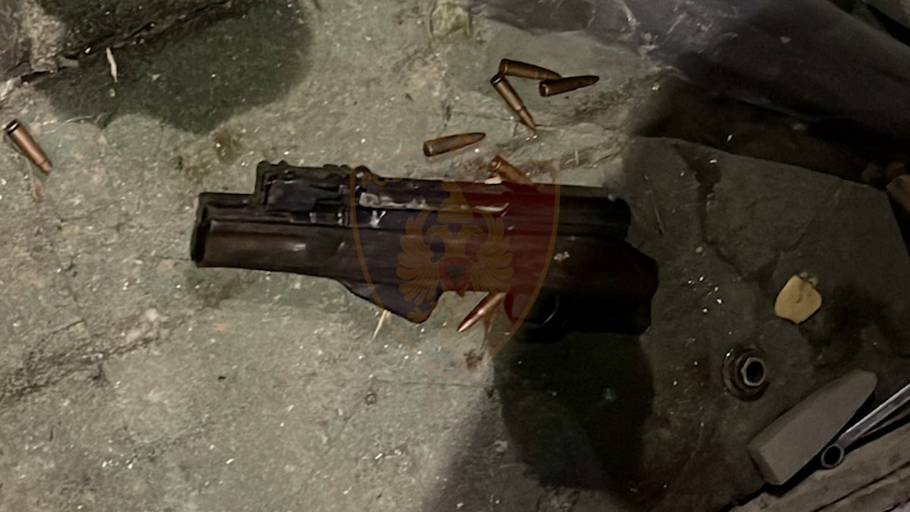 Qëlloi me armë zjarri në oborrin e banesës së fqinjit, arrestohet 43-vjeçari