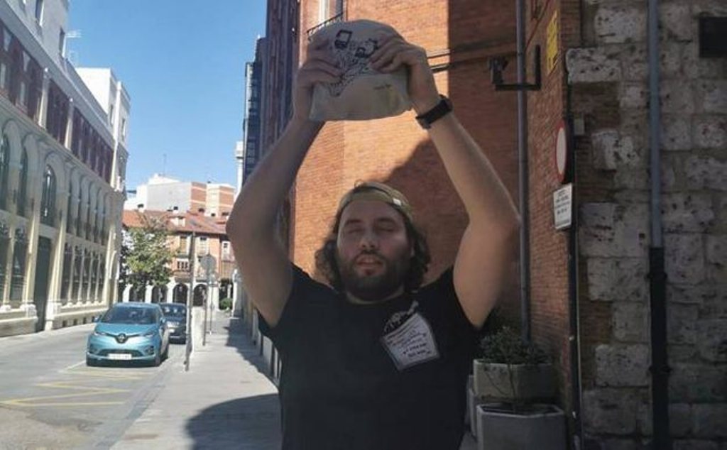 Gjen një çantë me mijëra euro në rrugë, i riu bën atë që nuk pritej