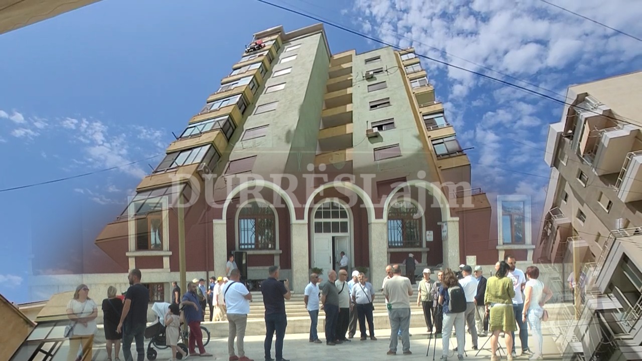 Protestojnë para bashkisë Durrës, banorët: Duam të na fillojë riforcimi i pallatit (VIDEO)