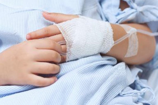 Regjistrohet viktima e dymbëdhjetë e hepatitit misterioz që prek fëmijët, shkencëtarët: Është vetëm maja e ajsbergut