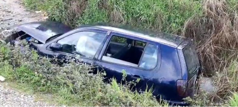 I riu bie me makinë në kanal, humb jetën