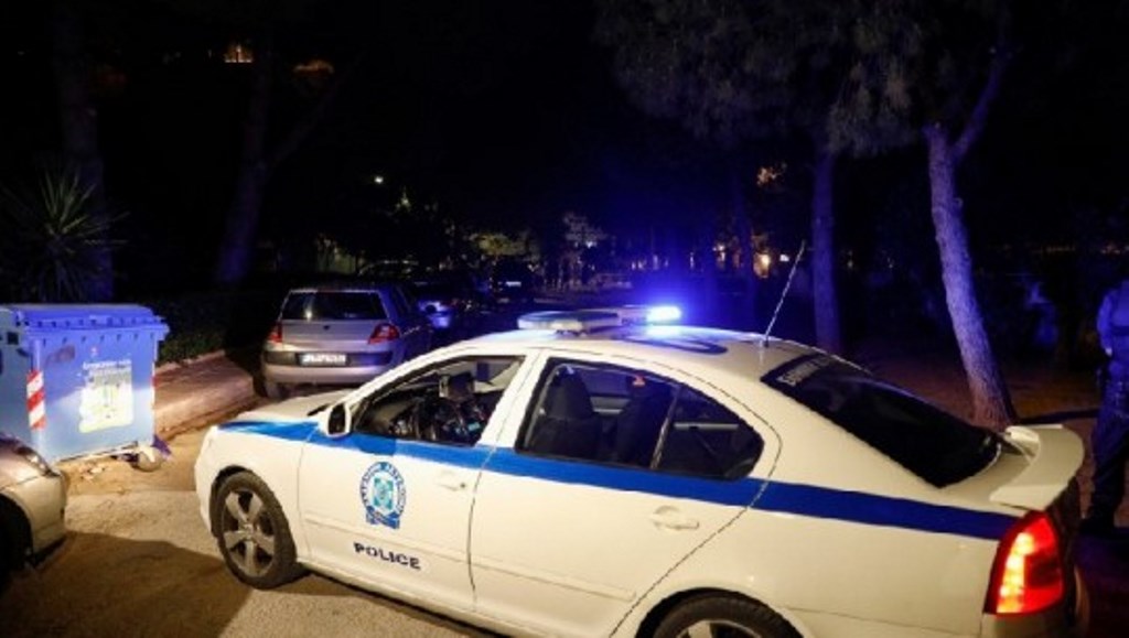 U hoqën si policë dhe i grabitën 70 mijë euro të moshuarës greke, arrestohen dy të rinjtë shqiptarë