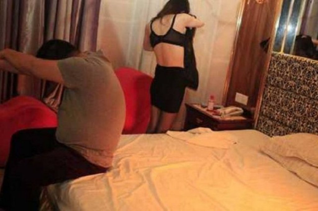 E rëndë në Itali! Shqiptari i gjente burra gruas dhe e detyronte me dhunë të kryente marrdhënie