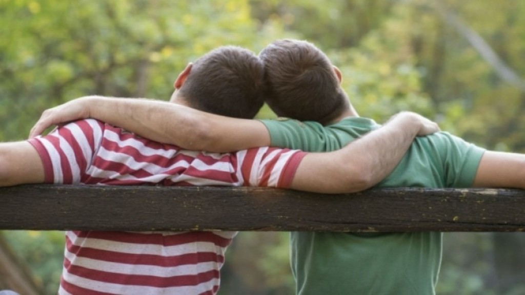 I mituri tregon se është homose*sual, xhaxhai e rreh brutalisht bashkë me tre burra të tjerë