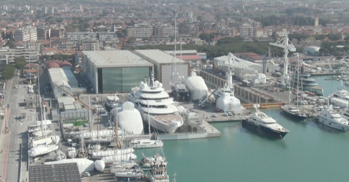 Italia sekuestron superjahtin e “Putin”: 700 mln dollarë, po ikte në ujëra ndërkombëtare!