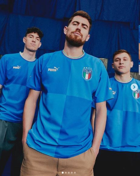 Italia me risi te fanellat e reja, ja uniforma që pritet të luajnë “Finalissima”-n ndaj Argjentinës