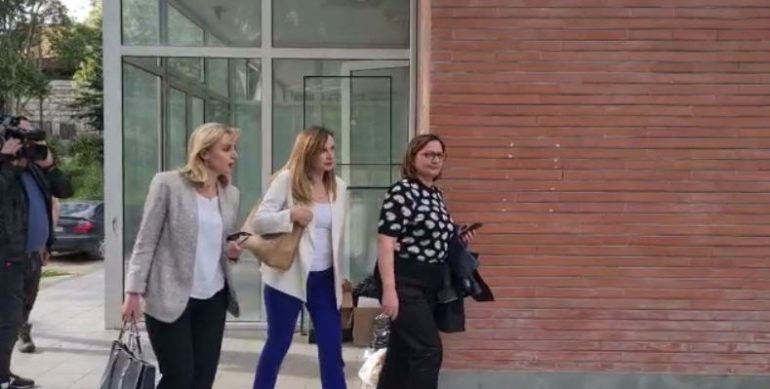 Alibeaj thirri mbledhjen e grupit. Ja deputetët e parë që mbërrijnë në PD