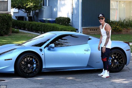 Justin Bieber nuk lejohet të blejë më Ferrari, kompania e lodhur nga sjelljet e tij