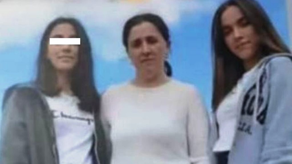 FOTO/ Të veshura si nuse, i jepet lamtumira e fundit nënës dhe dy të vajzave që humbën jetën nga korenti