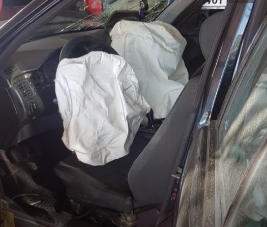 Përplasen dy makina, njëra prej tyre përfundon brenda një lavazhi