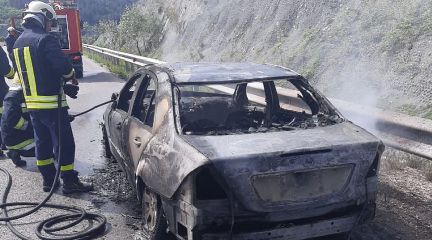 Digjet në ecje një makinë në dalje të tunelit Elbasan-Tiranë