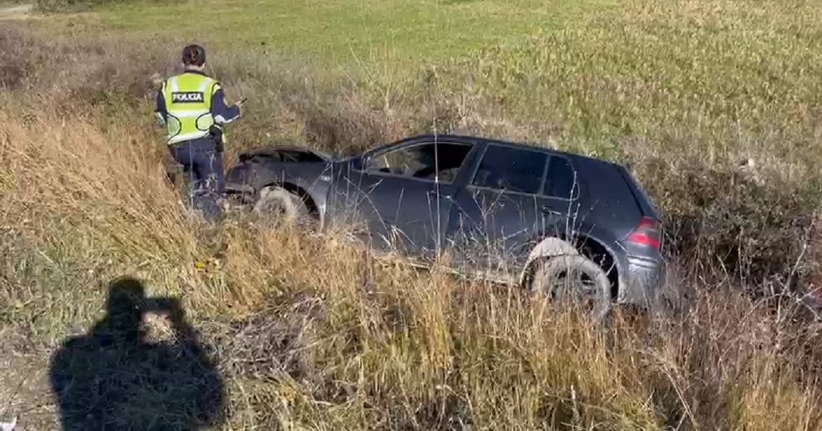 Makina humb kontrollin dhe del jashtë rruge, dy persona përfundojnë në spital