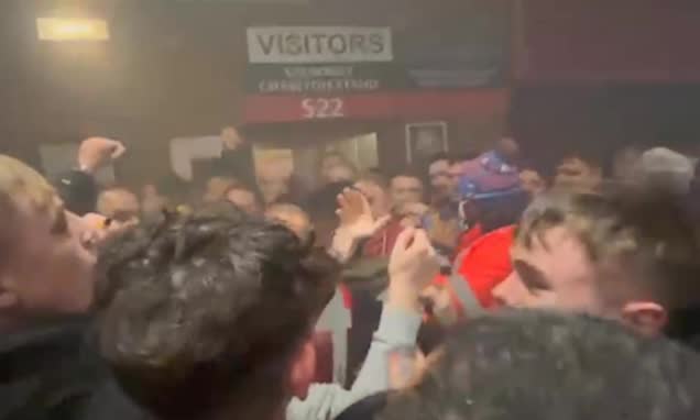 Mbyllet me sherr ndeshja e fundit, tifozët e United sulmuan tifozët e Brentfordit