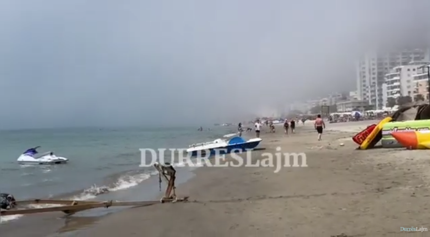 Fenomeni i çuditshëm në plazhin e Shkëmbit të Kavajës, habiten pushuesit (VIDEO)