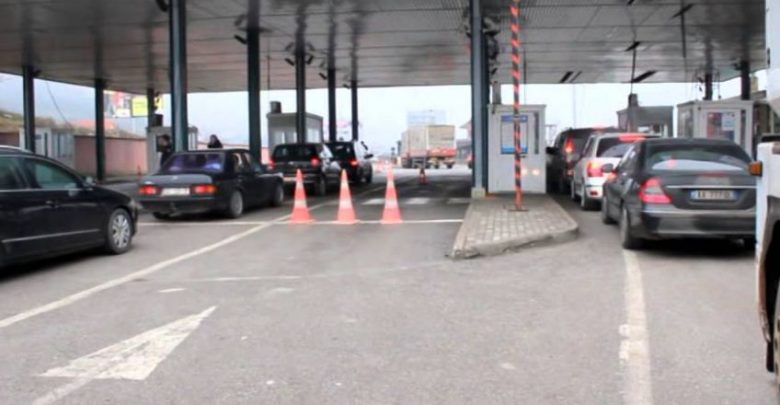 Kërcënoi me thikë dy doganierët në Morinë, procedohet 57-vjeçari