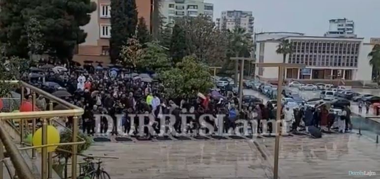 Sot Fitër Bajrami, besimtarët myslimanë falin namazin në Durrës (VIDEO)