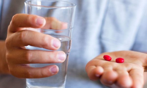 Ekspertët japin përgjigjen përfundimtare: Ilaçet duhet të pihen me apo pa ujë?