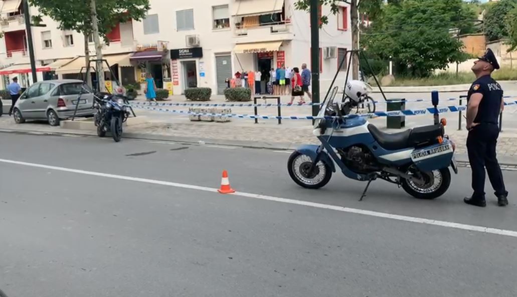 Polici rrugor përplas qytetaren me motor, përfundojnë të dy në spital