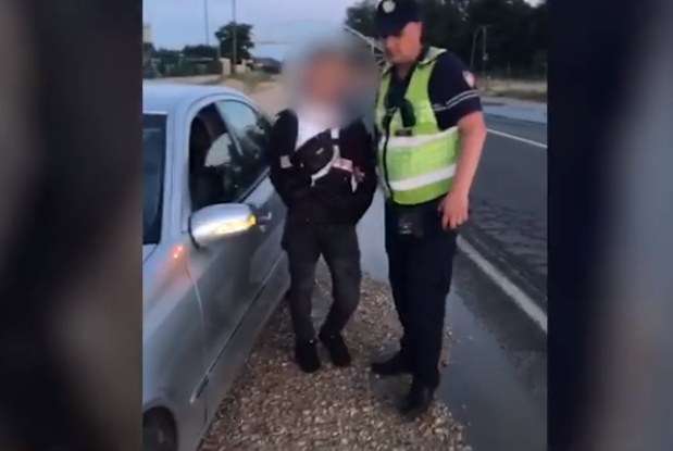 Po transportonte 2 emigrantë të paligjshëm, prangoset 20-vjeçari (VIDEO)