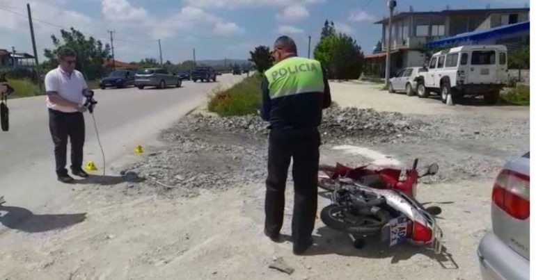 Makina përplas motoçikletën, shoqërohet në polici shoferja 50-vjeçare