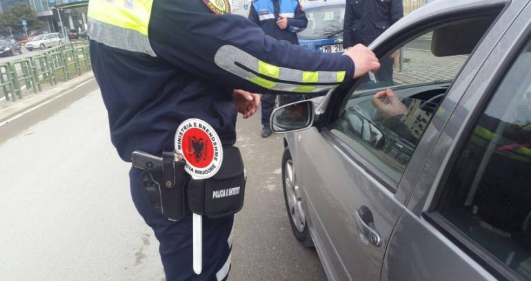 Nuk linte këmbësorët të kalonin te vijat e bardha, 27-vjeçari agresiv dhe ndaj policisë, i bëjnë testin e drogës