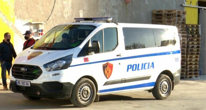Shoferi arratiset pas thirrjes së policisë, por shoku e pëson: Në makinë gjejnë…