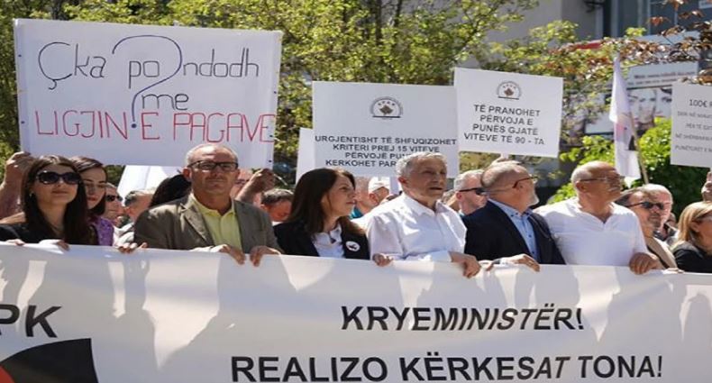 Punëtorët e sektorit publik në Kosovë protestojnë, kërkojnë 100 euro rritje pagash
