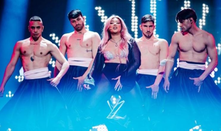 Performancë “hot” e veshje ekstravagante, rekordi i thyer i Ronela Hajatit, ‘asi nën mëngë’ në Eurovision